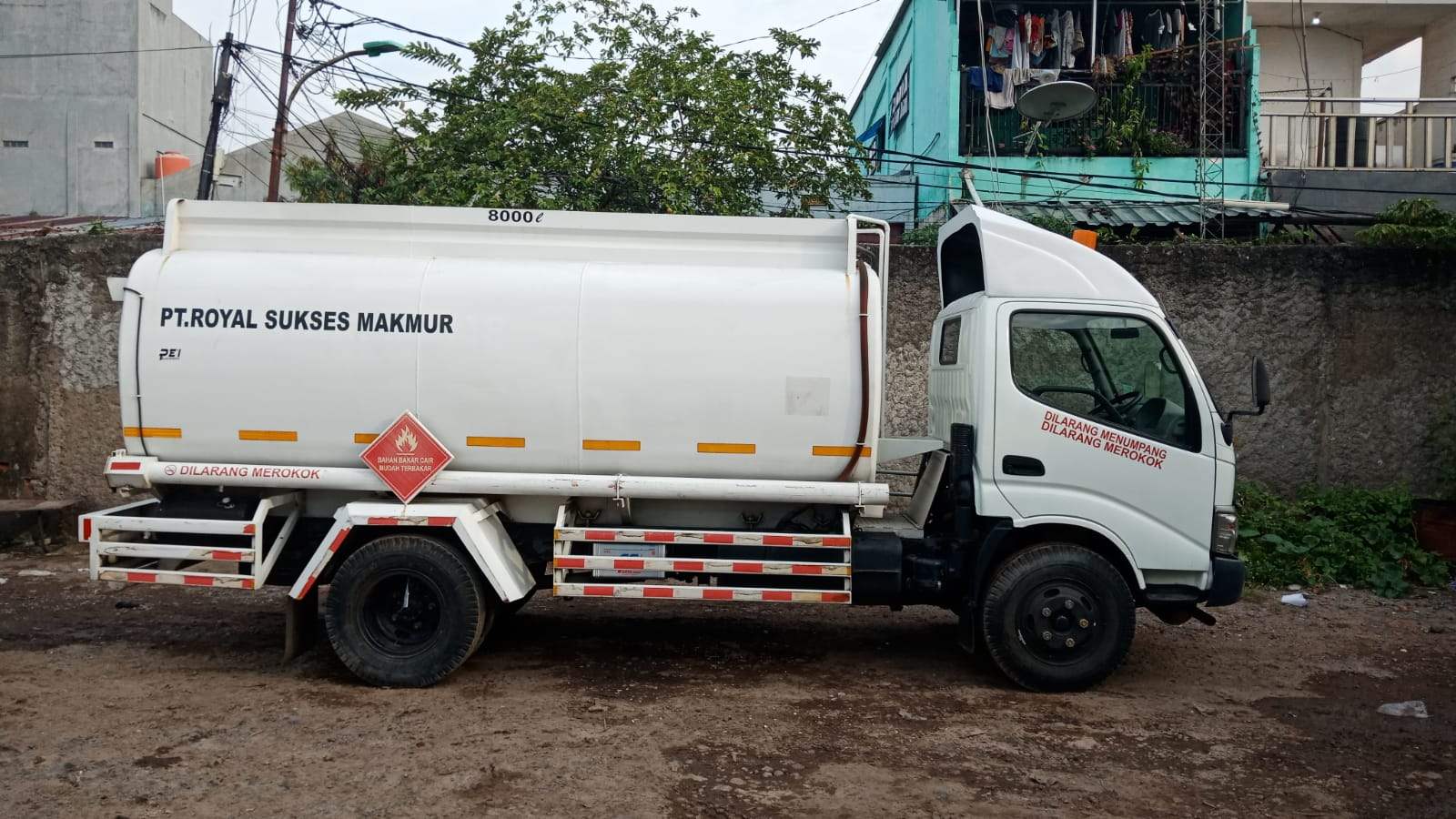 Armada truk (samping)